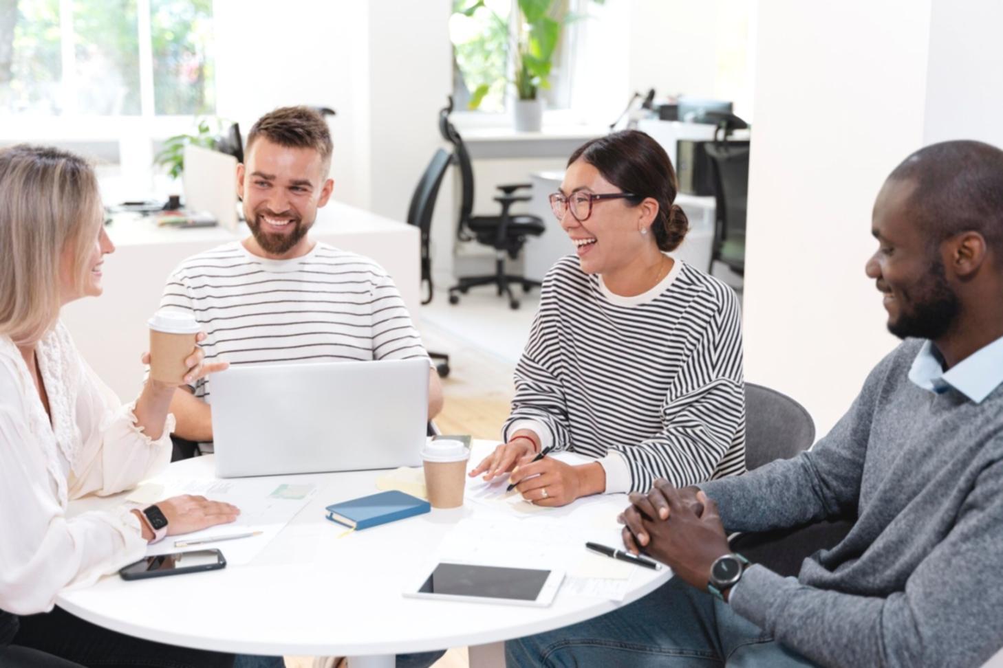 Persona che pratica meditazione camminata in un ambiente naturale sereno