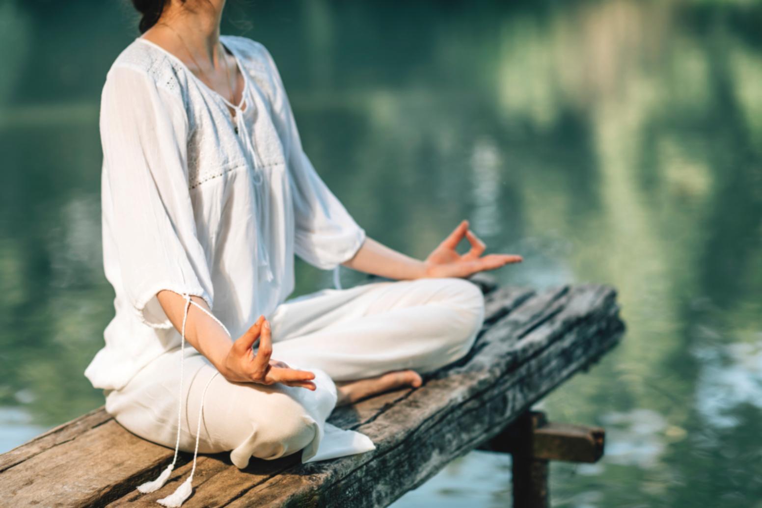 Spazio di meditazione domestico semplice e accessibile