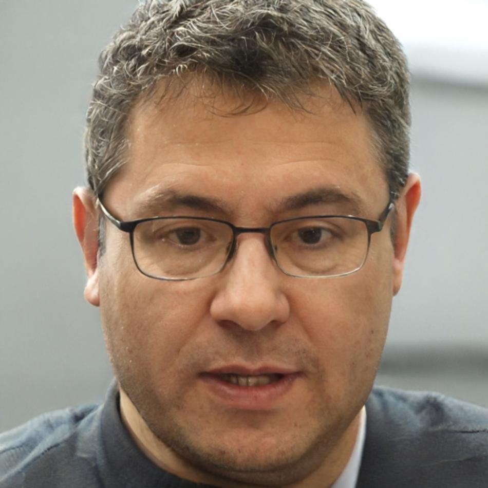 Ritratto di Emiliano Greco, fondatore e guida esperto in meditazione quotidiana