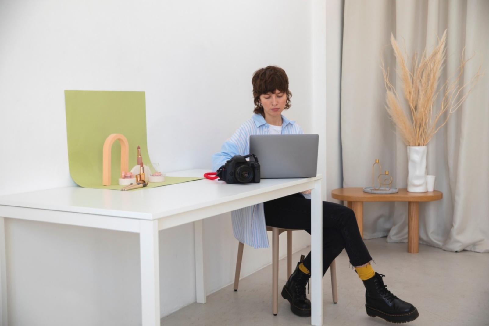 Persona che pratica meditazione in un ambiente naturale