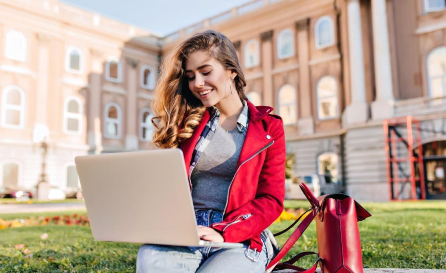 Spazio di meditazione sereno con elementi naturali