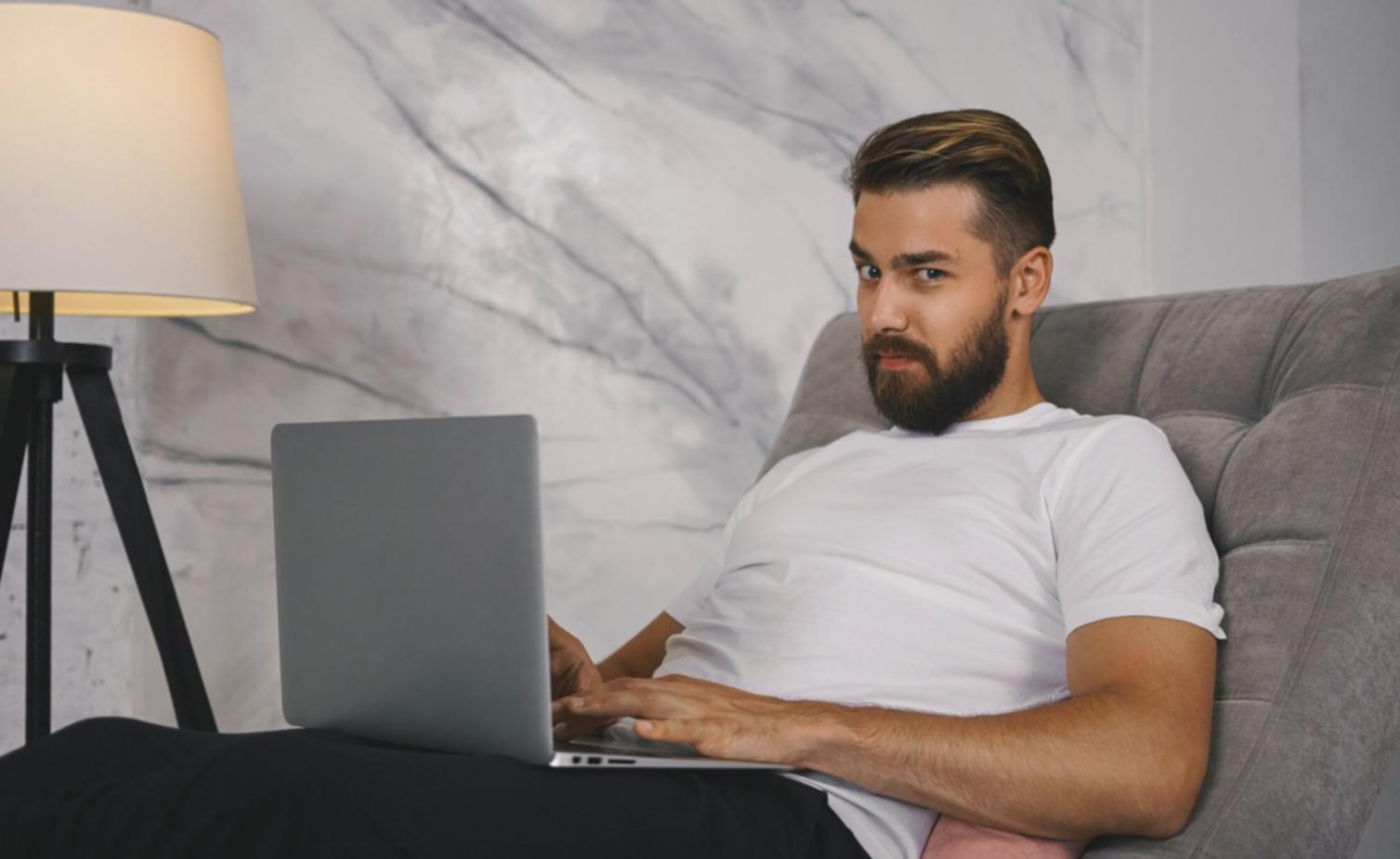 Gruppo di persone che pratica meditazione all'aperto